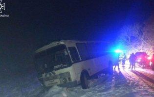 У Луцькому районі в сніговому заметі застряг рейсовий автобус