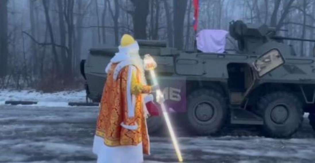У Бєлгороді Дід Мороз приїхав на новорічну ялинку на БТРі