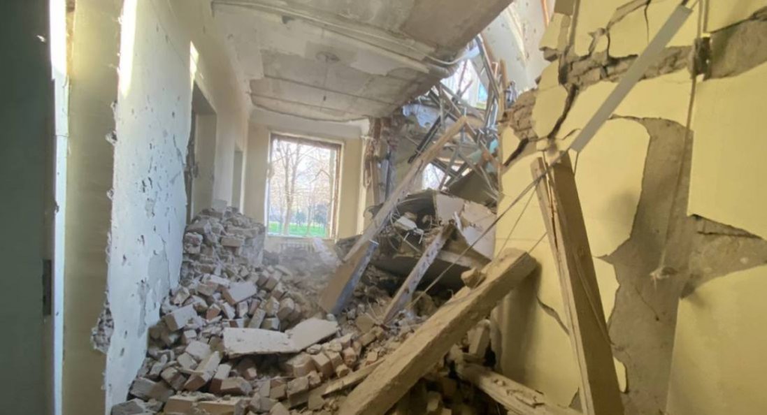 У будівлю Херсонської ОВА знову влучили росіяни