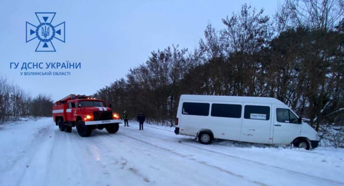 На Волині із снігового замету витягнули автобус з 19 пасажирами