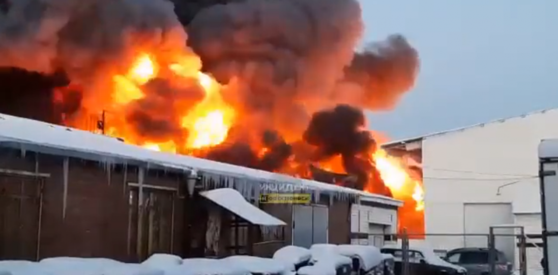 У Новосибірську - масштабна пожежа