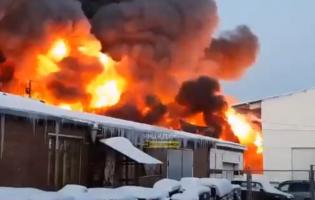 У Новосибірську - масштабна пожежа