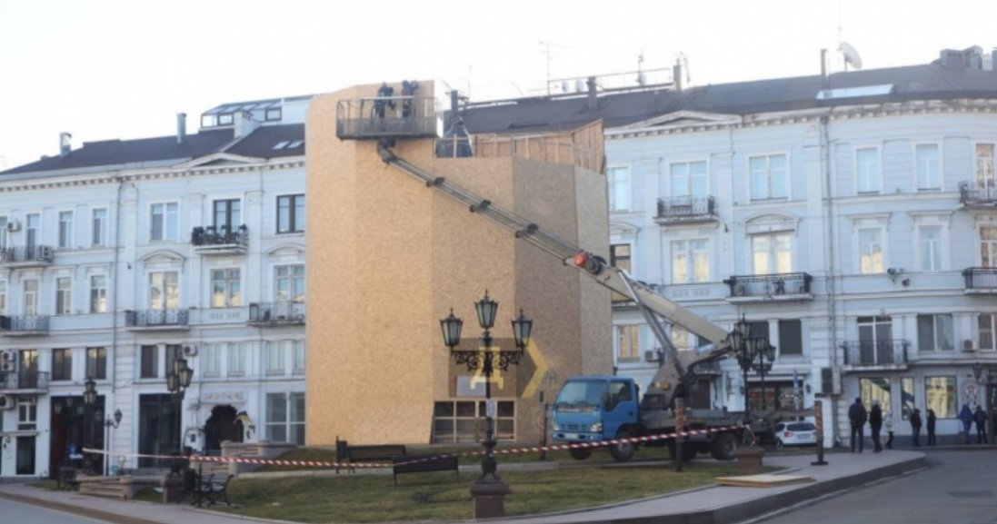 В Одесі вже демонтують пам'ятник Катерині ІІ
