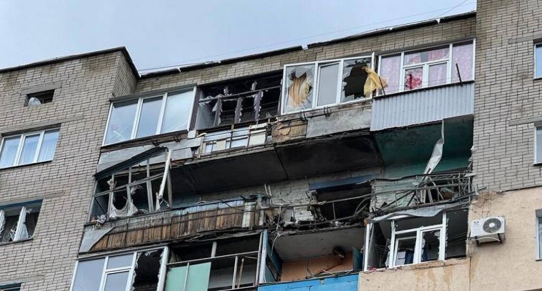 У селі під Куп'янськом росіяни вдарили по житловій багатоповерхівці