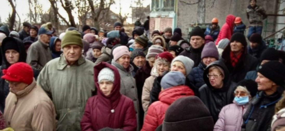 У Маріуполі люди стоять у чергах за кашею й хлібом