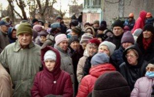 У Маріуполі люди стоять у чергах за кашею й хлібом