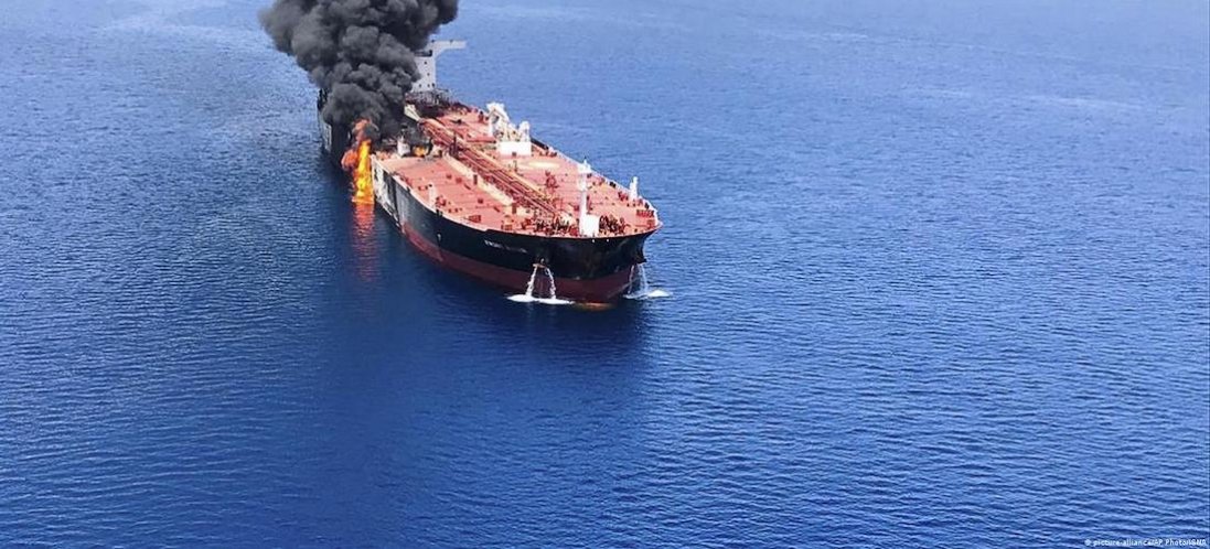 На росії горить нафтовий танкер