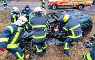 У Луцькому районі рятувальники вирізали з авто чоловіка