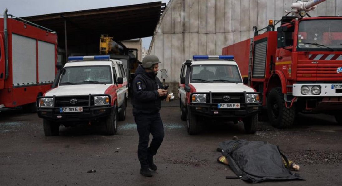 У Херсоні окупанти другий день обстрілюють пожежні частини: є загиблі