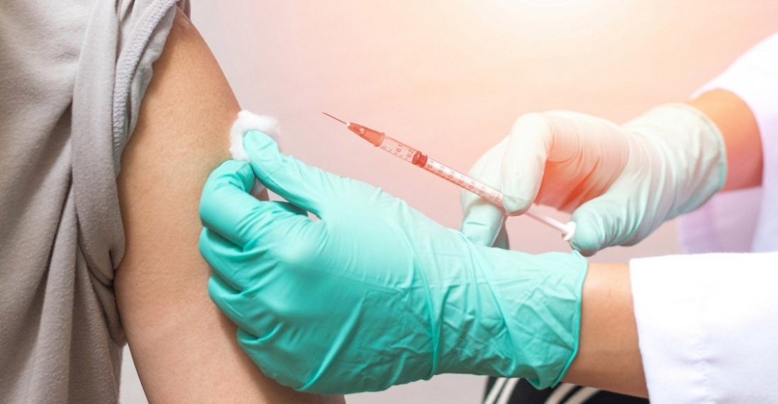 Чи існують вакцини, що захищають водночас від грипу та ковіду