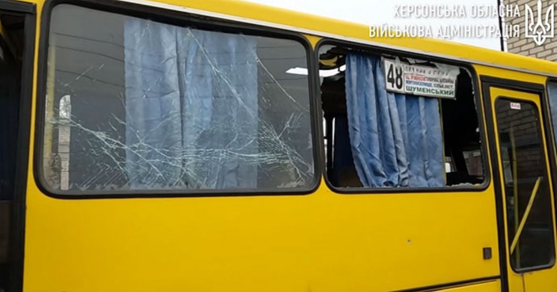У Херсоні окупанти обстріляли базу з автобусами: є постраждалий