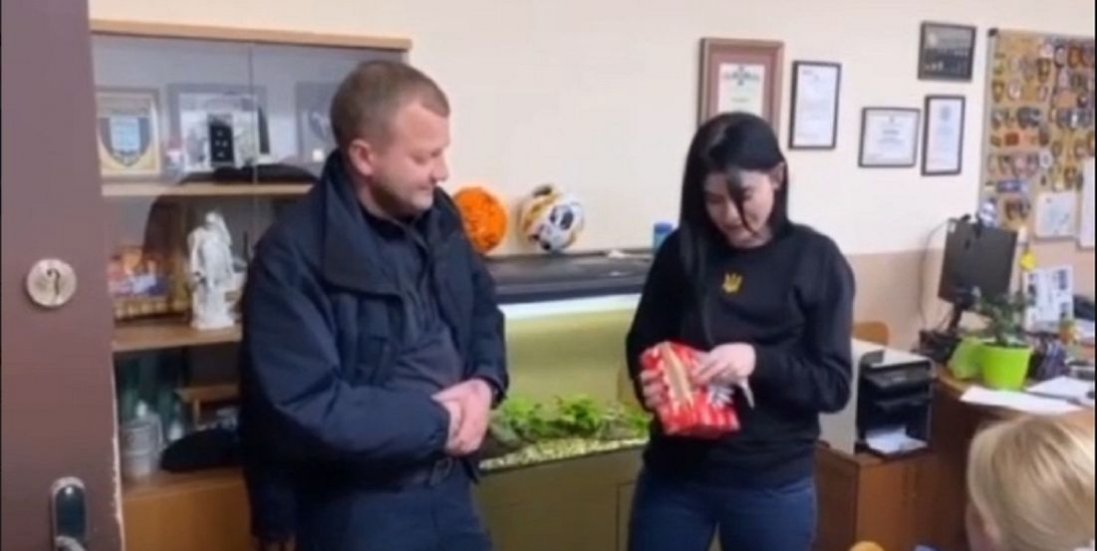 На Львівщині начальник патрульної поліції подарував дівчині перепустку на проїзд площею Ринок: його відсторонили