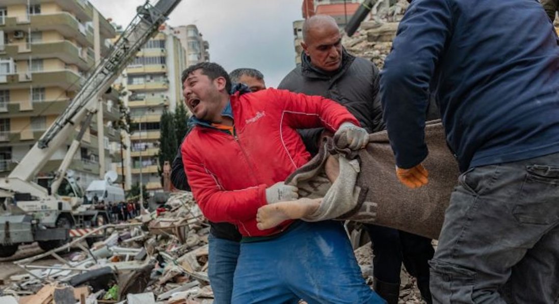У Туреччині кількість жертв землетрусу зросла до 1498 осіб