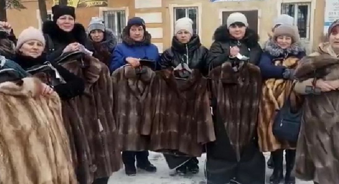 На Донбасі дружинам загиблих окупантів роздали по шубі