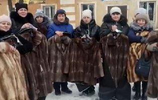 На Донбасі дружинам загиблих окупантів роздали по шубі