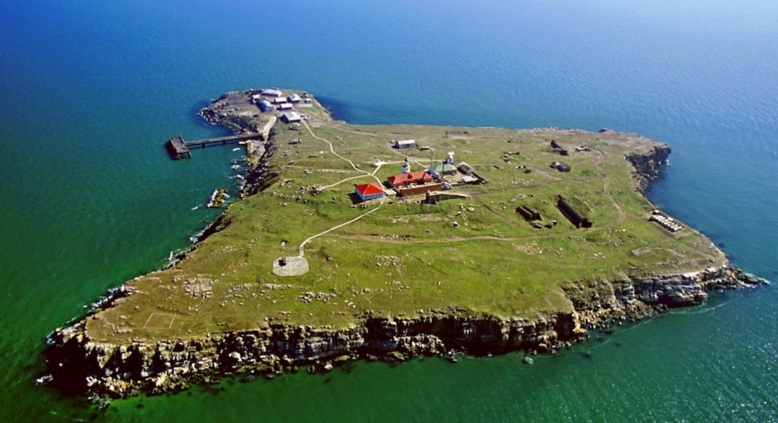 На Зміїний росіяни скинули 4 авіабомби