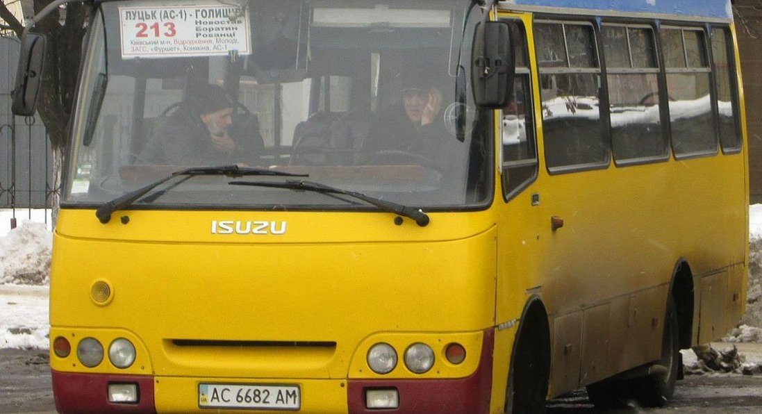 У Луцьку перевірили проблемні зупинки приміського транспорту