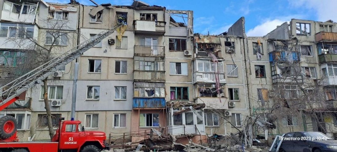 У Покровську окупанти обстріляли багатоповерхівку: є поранені