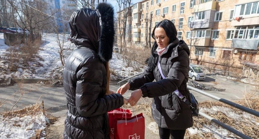 На росії дружинам загиблих окупантів роздали ковбасу і паштет
