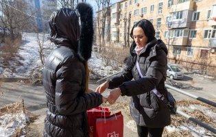 На росії дружинам загиблих окупантів роздали ковбасу і паштет