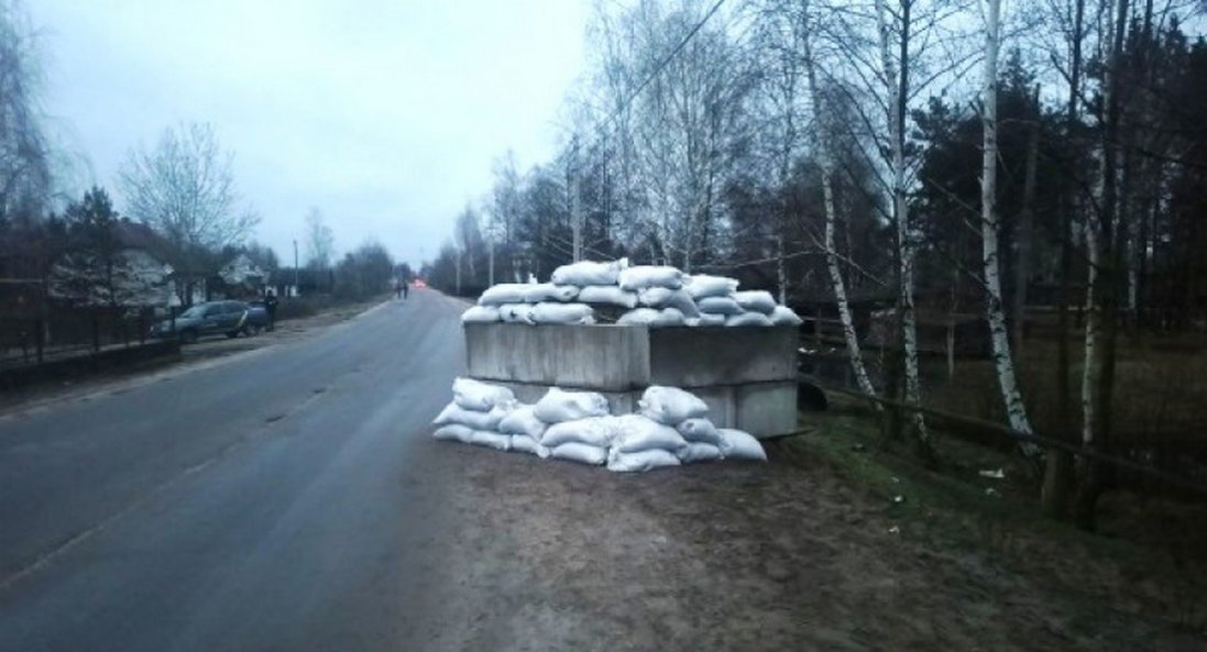 Мешканець Рівненщини трактором пошкодив два оборонні укріплення: вони йому заважали