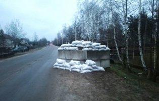 Мешканець Рівненщини трактором пошкодив два оборонні укріплення: вони йому заважали