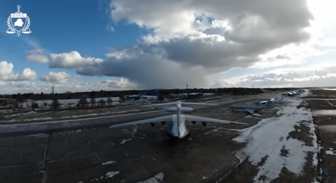 Білоруські партизани показали відео з дрона, який сів на російський літак у Мачулищах