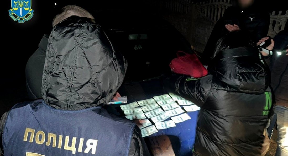 На Рівненщині за хабар у $2000 затримали посадовицю військкомату