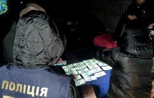 На Рівненщині за хабар у $2000 затримали посадовицю військкомату