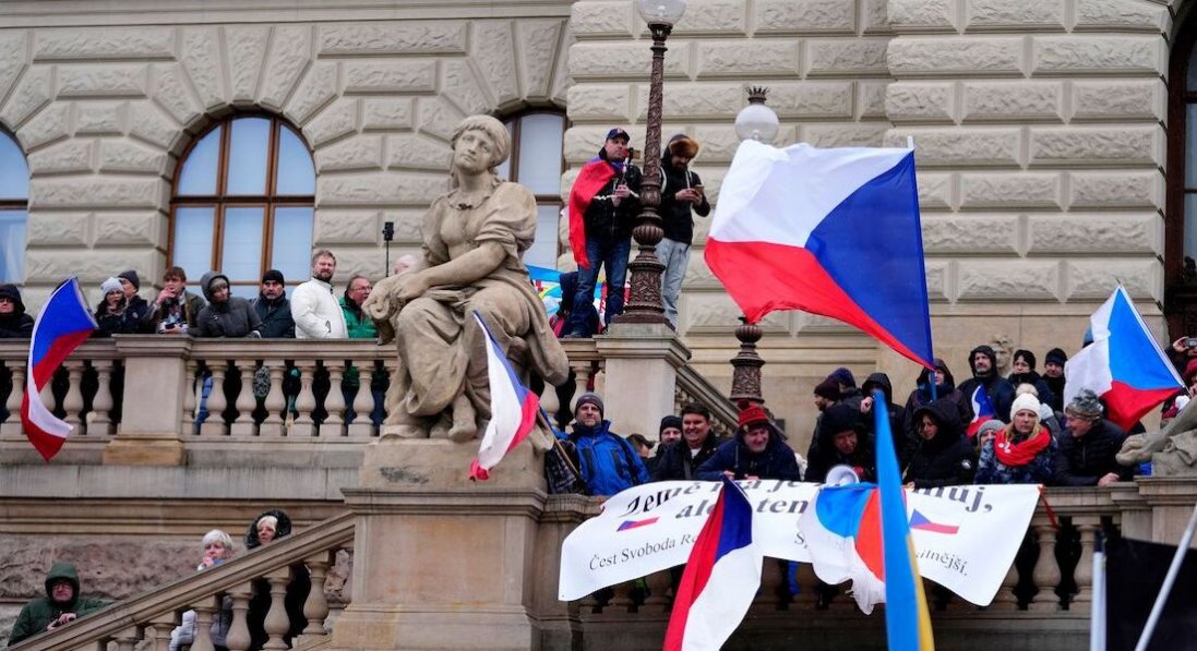 У Празі затримали проросійських демонстрантів: хотіли зняти прапор України