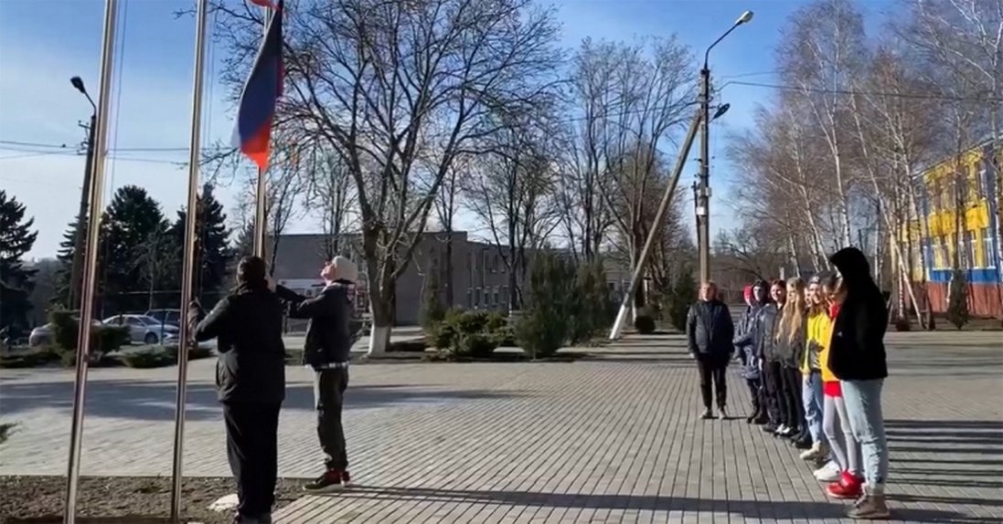 У Маріуполі школярів змушують співати гімн росії та піднімати прапор рф