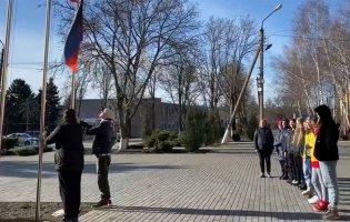 У Маріуполі школярів змушують співати гімн росії та піднімати прапор рф