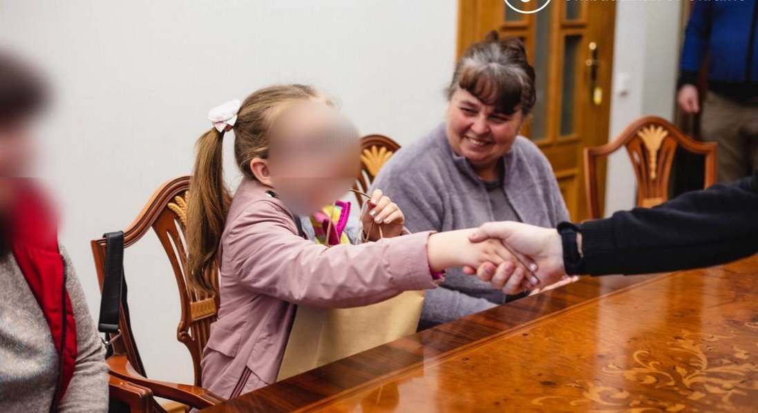 В Україну повернули двох дітей з окупованих територій
