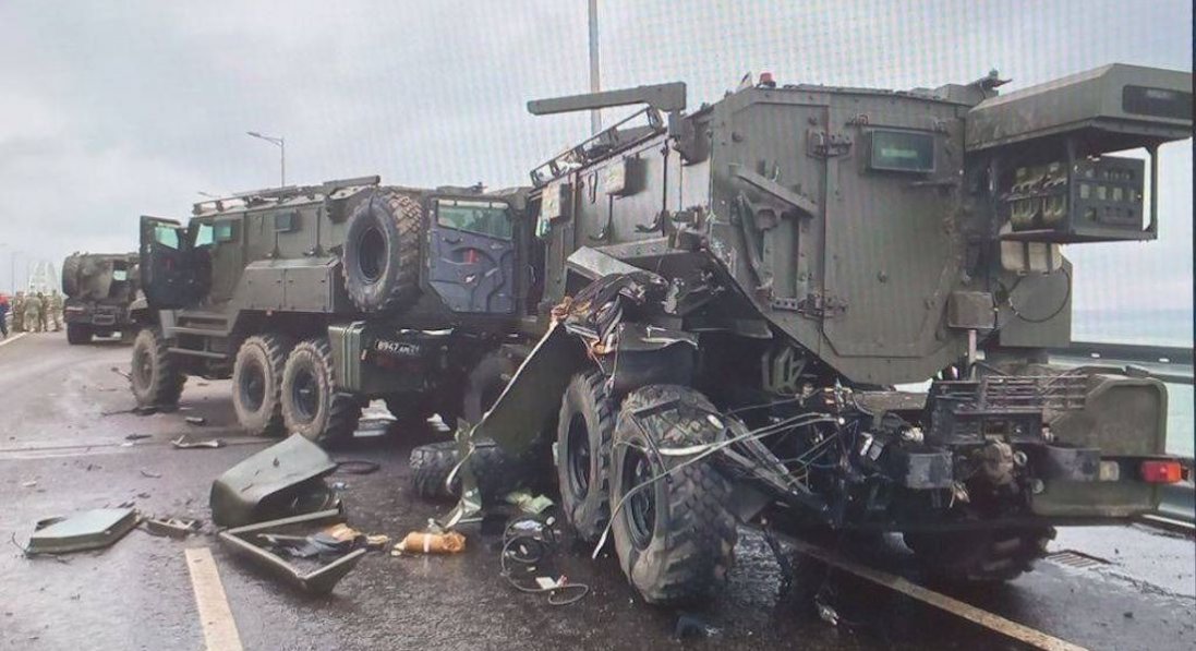 На Кримському мосту - аварія: п'ять російських бронеавтомобілів «не доїхали до зони бойових дій»