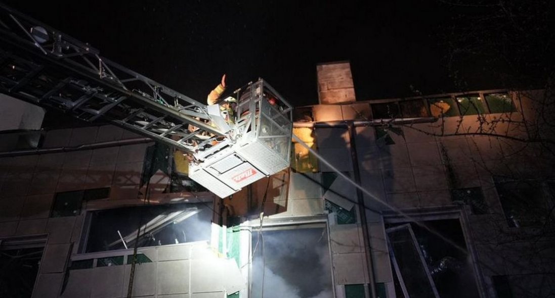 У Києві внаслідок нічних атак зруйновано адмінбудівлю