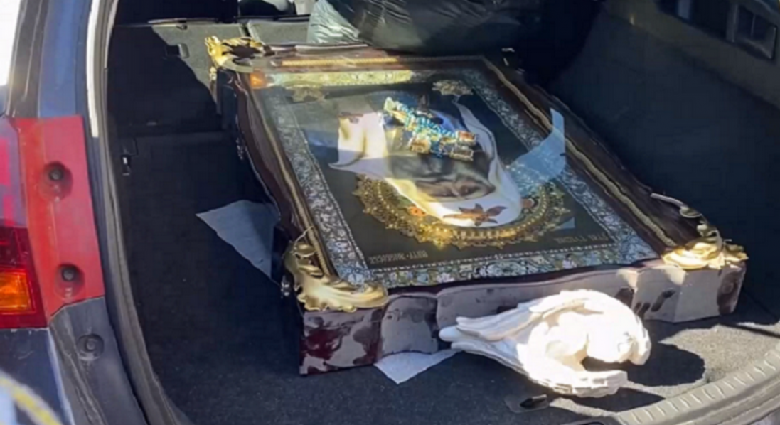 З Києво-Печерської лаври хотіли вивезити ікону: їх затримала поліція