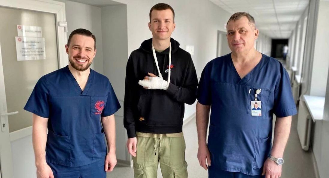 У Львові пацієнту сформували палець із частини ребра