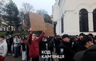 У Кам’янці-Подільському - сутички біля собору: активісти встановили намети