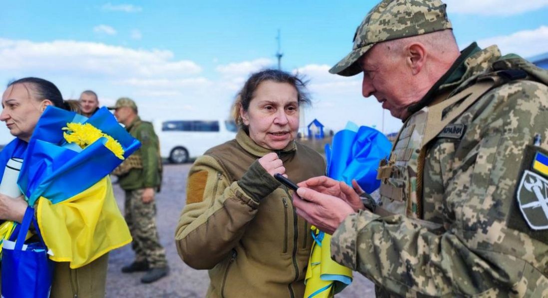 «Наші - вдома»: в Україну з полону повернули 100 військових