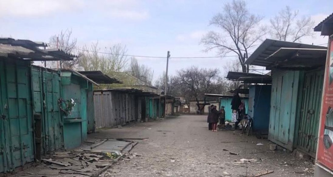 У місті на Донеччині росіяни вдарили по багатоповерхівках та ринку: є поранені