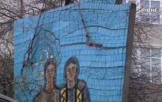 У Рівному знесли мозаїку з двома українками в вишиванках