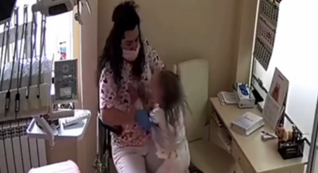 Била дітей під час прийомів: у Рівному стоматологиню звільнили від покарання
