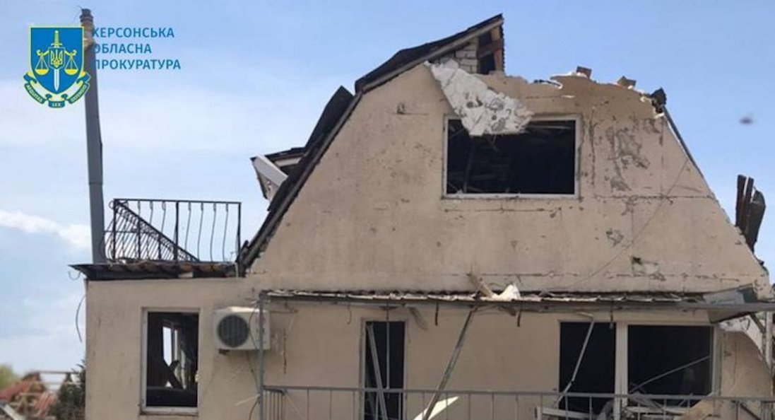 На Херсонщині окупанти масовано обстріляли село: є поранені
