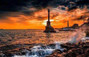 У Севастополі кажуть про атаку дронами: були вибухи