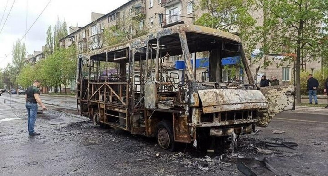 У Донецьку снаряд росіян влучив в автобус з людьми