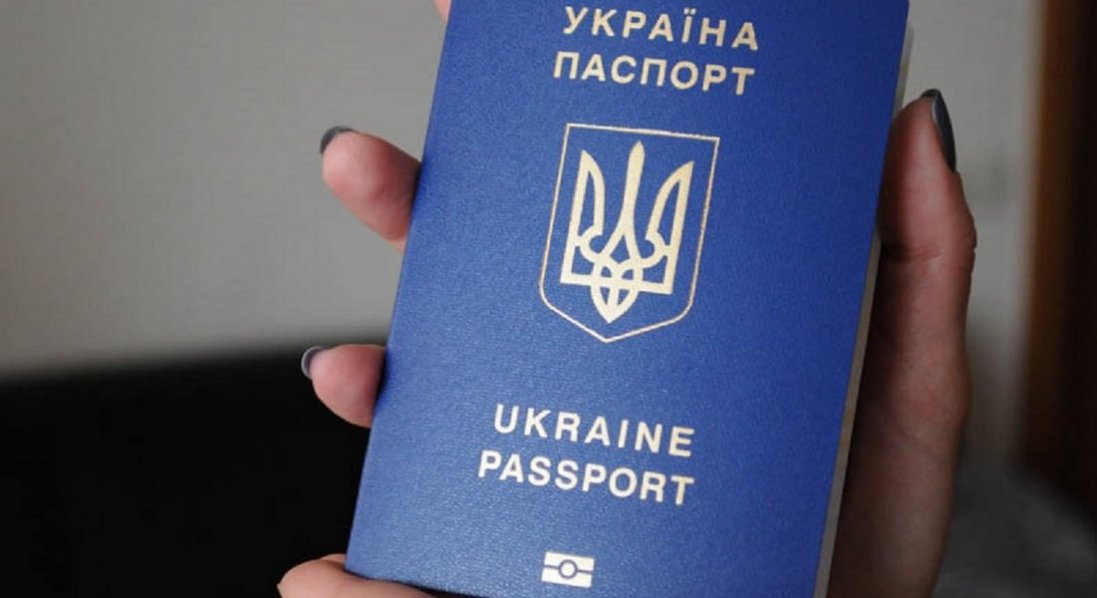У Бердянську під час перевірки документів росіяни рвали українські паспорти містян