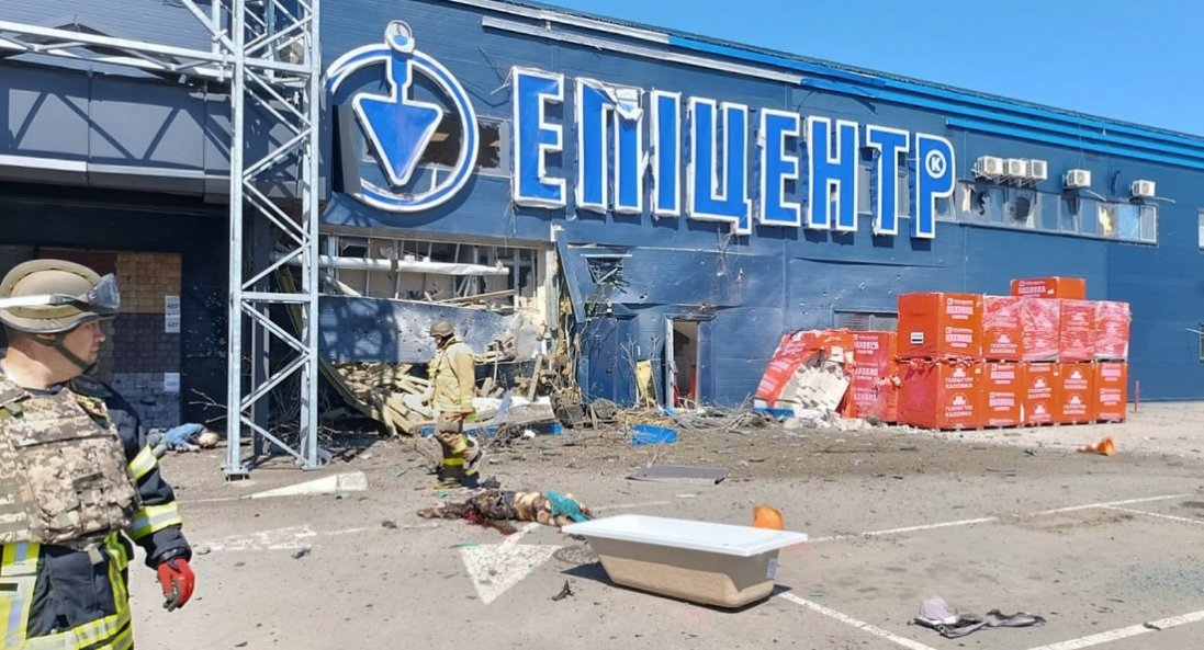 Єдиний працюючий гіпермаркет Херсона обстріляли росіяни: є загиблі