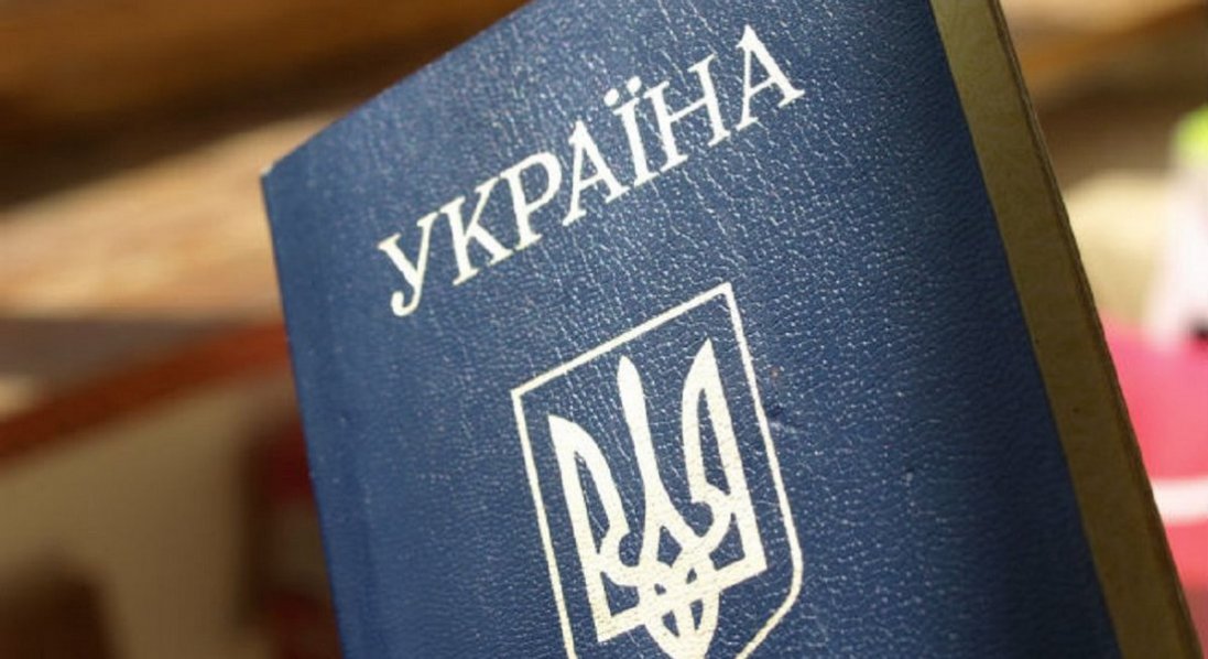 З паспортів України старого зразка пропонують прибрати російську мову