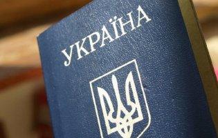 З паспортів України старого зразка пропонують прибрати російську мову