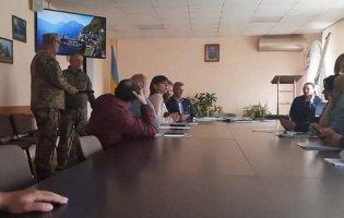 На Тернопільщині на сесії селищної ради депутатам вручили повістки